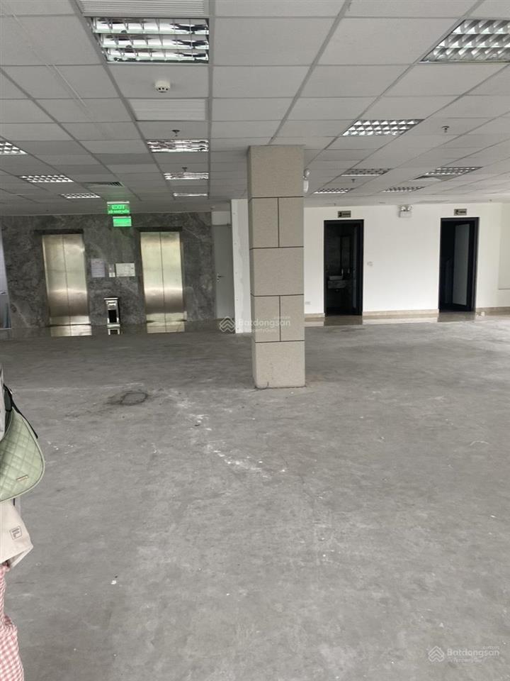 Cho thuê văn phòng tại tòa nhà ht building  phố duy tân  cầu giấy, giá thuê chỉ 300 nghìn/m2