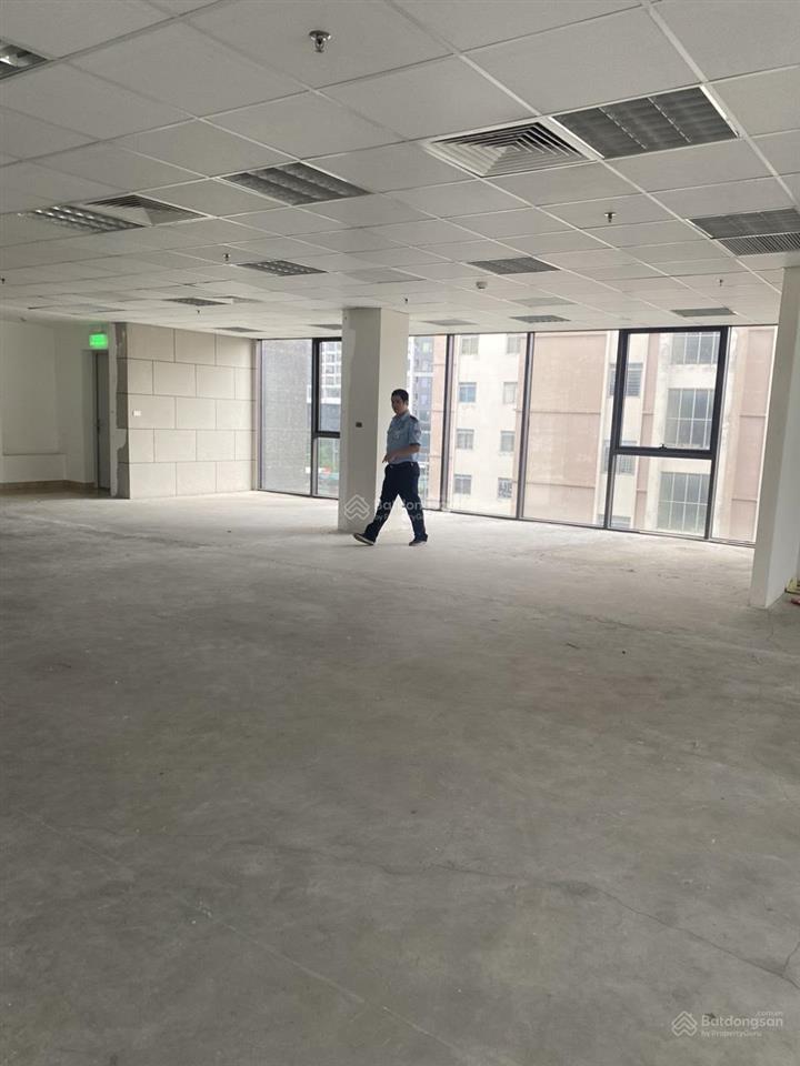 Cho thuê văn phòng tại tòa nhà ht building  phố duy tân  cầu giấy, giá thuê chỉ 300 nghìn/m2