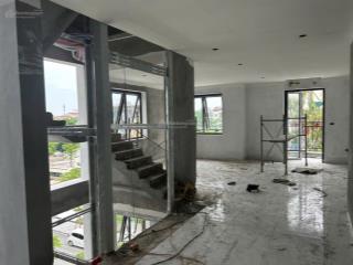 Cho thuê shophouse lô góc 4 tầng có thang máy và nội thất cơ bản, vị trí đẹp khu đông dân cư