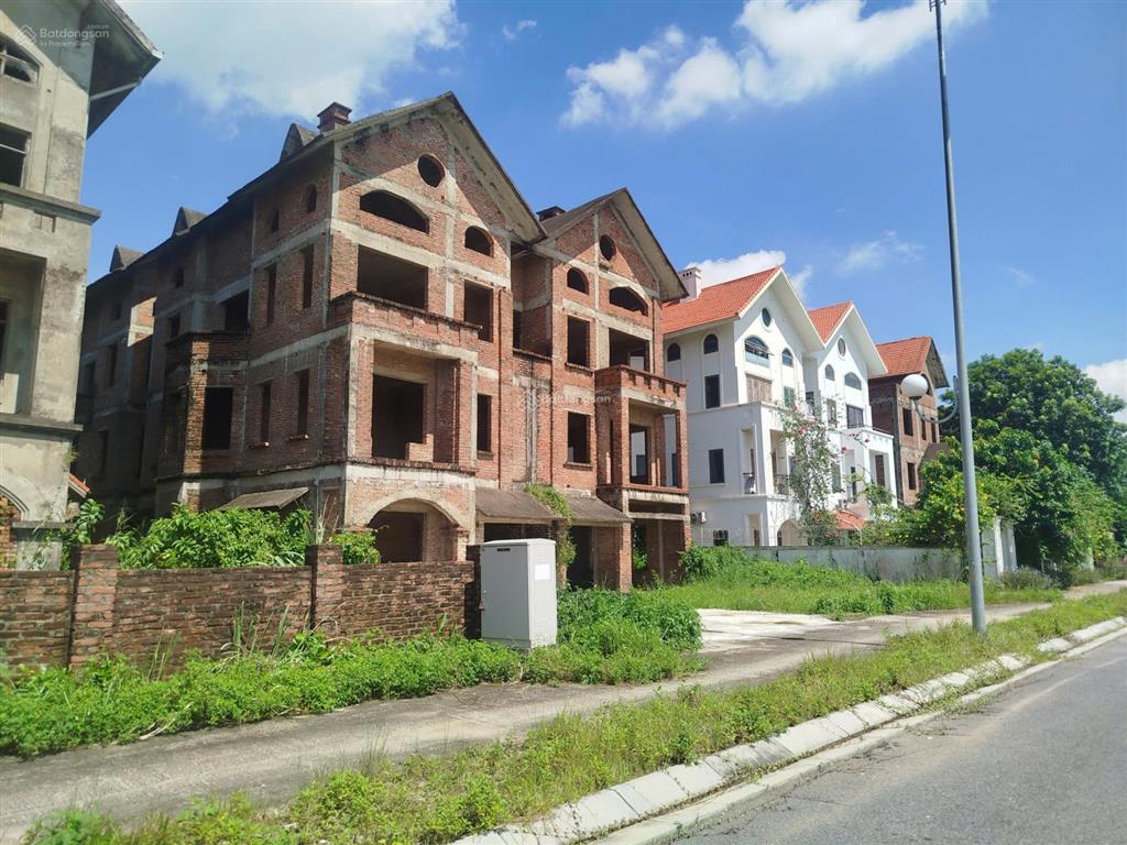 Chính chủ bán biệt thự mặt đường 40m sẵn dòng tiền view chung cư và sân gofl cực vip giá đầu tư.