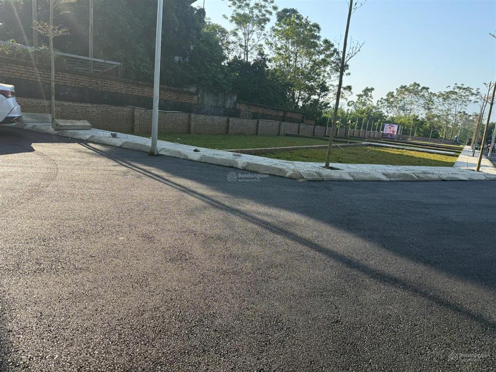 Hoa hậu  dt 100m  lô góc  trục chính  sát khu tổ hợp y tế và khu cnc