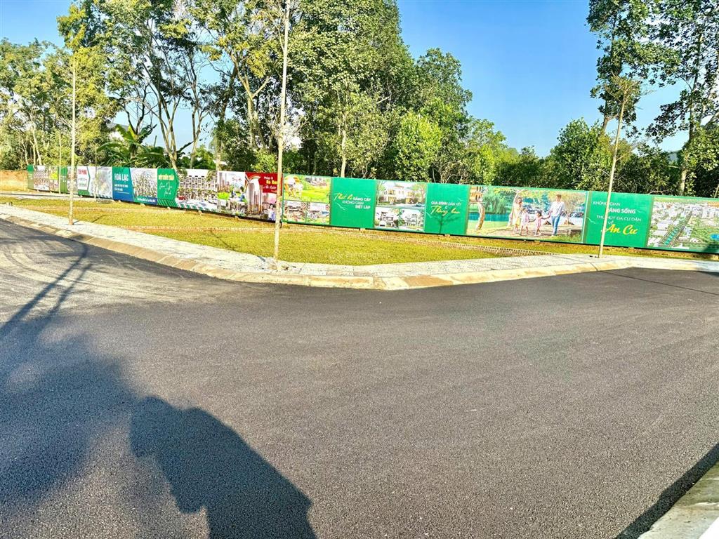 Hoa hậu  dt 100m  lô góc  trục chính  sát khu tổ hợp y tế và khu cnc