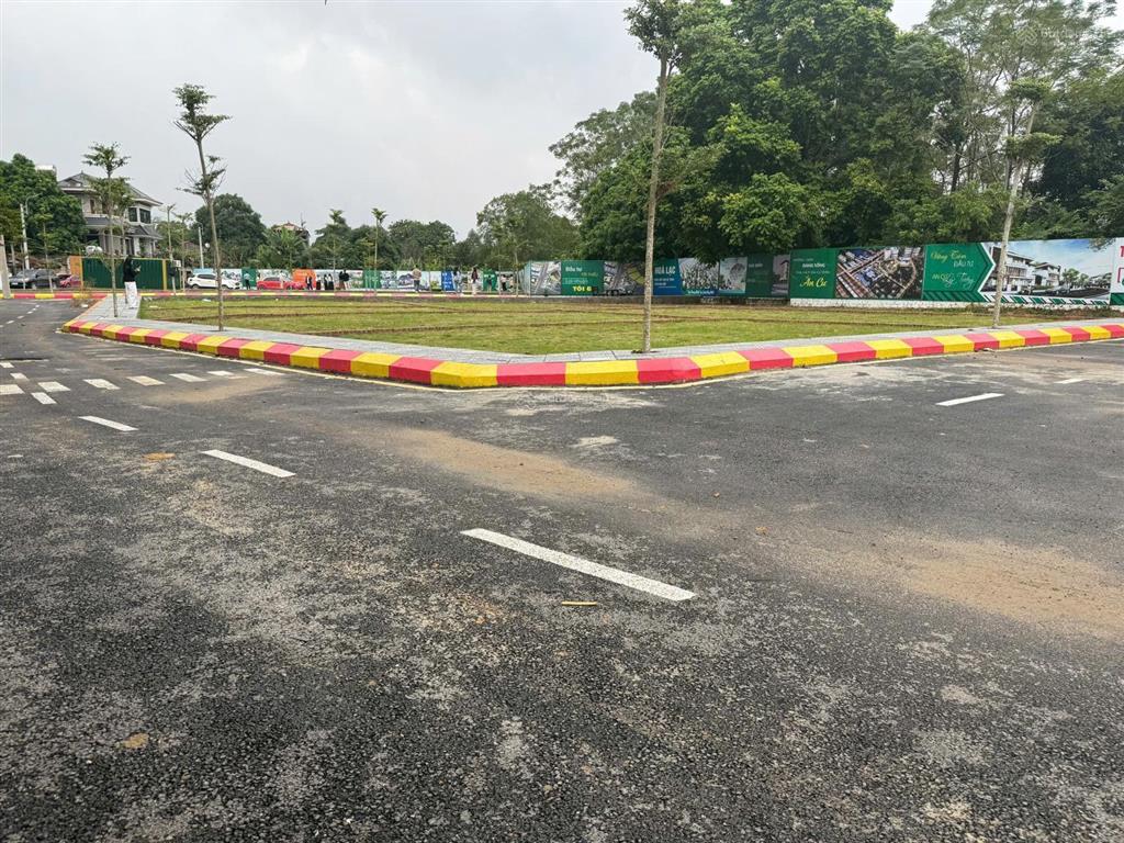 Hoa hậu  dt 100m  lô góc  trục chính  sát khu tổ hợp y tế và khu cnc