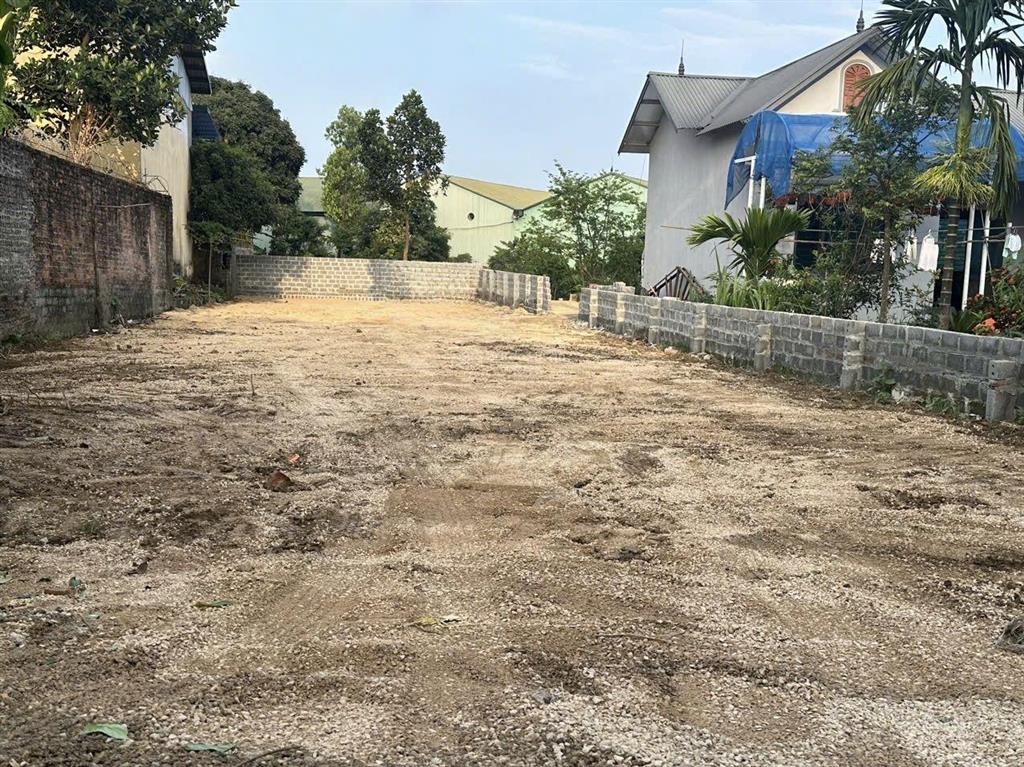 Chủ đang cần tiền bán gấp 391m lô đất vị trí vàng cách trục chính phan đình giót nhuận trạch .130m