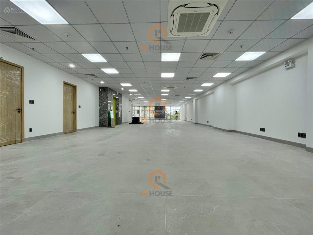 Tòa văn phòng 1800m2 mới 10m*40m hầm 6 tầng thang máy, ngay trần não lương đình của 310 triệu/tháng