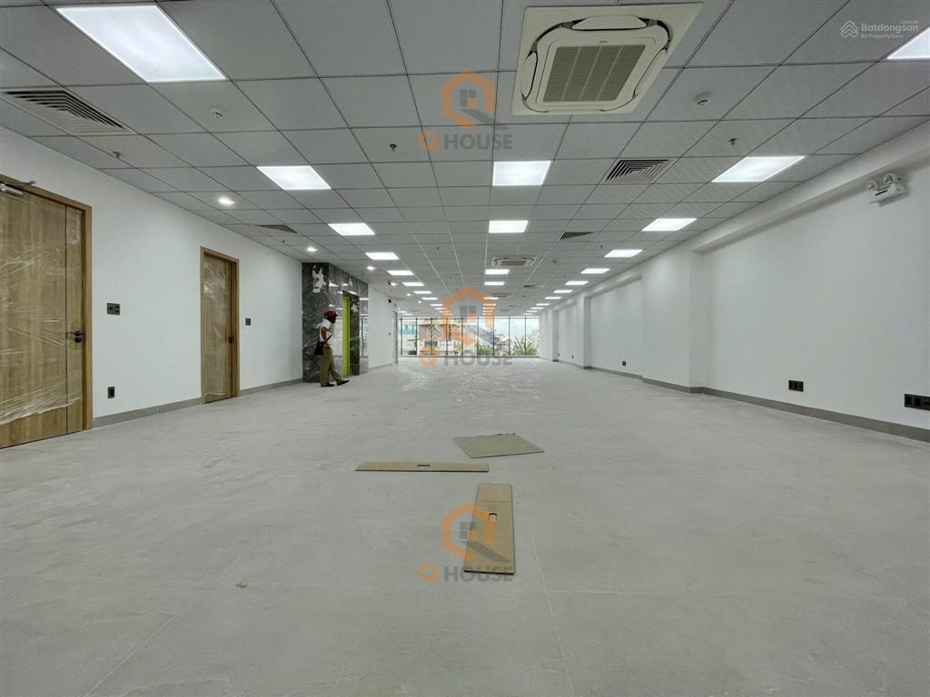 Tòa văn phòng 1800m2 mới 10m*40m hầm 6 tầng thang máy, ngay trần não lương đình của 310 triệu/tháng