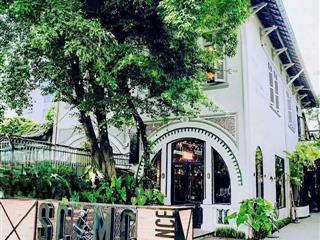 Cho thuê biệt thự sân vườn  mặt tiền 211 điện biên phủ, quận 3  dt 600m2 đất  2 tầng