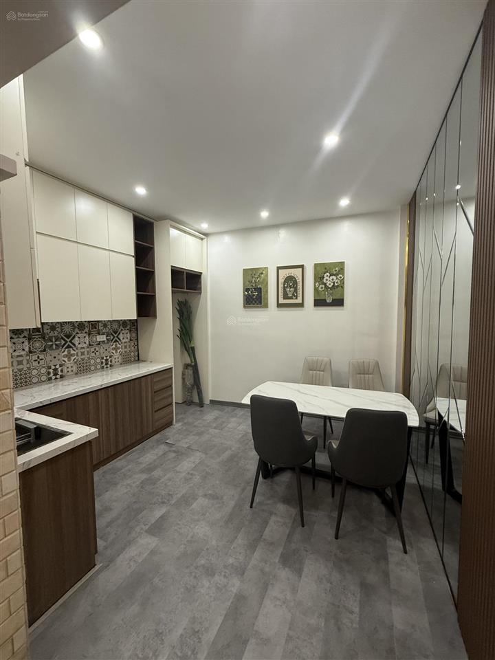 Bán nhà, nhà phố cầu giấy vị trí độc tôn, 40m2 x 5 tầng, giá 11 tỷ nhỏ