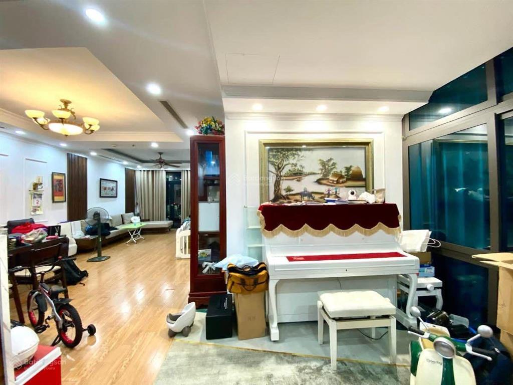 Bán gấp căn hộ 3 ngủ tòa r1 royal city số 72 nguyễn trãi, thanh xuân. 144m2 nội thất đẹp, nhỉnh 18t