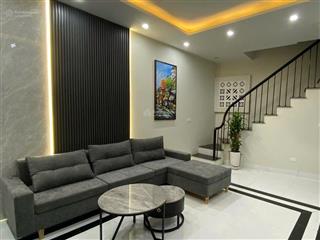 E cần bán gấp nhà phân lôtrung kínhcầu giấy 90m,5 tầng,4.3m mặt tiền,view hồ,kinh doanh,ô tô,