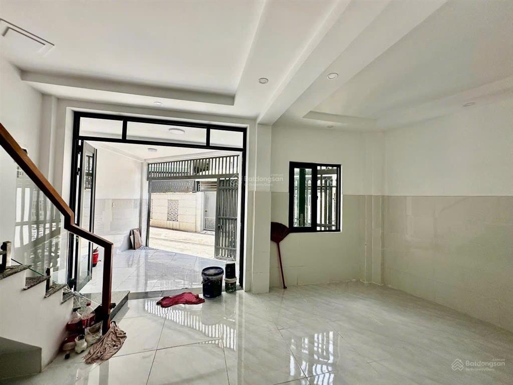 Chủ gởi bán nhà 1 trệt 1 lầu (góc 2 mặt tiền) đường xe hơi. thuộc kdc bửu hoà. giá chỉ 2,350 tỷ