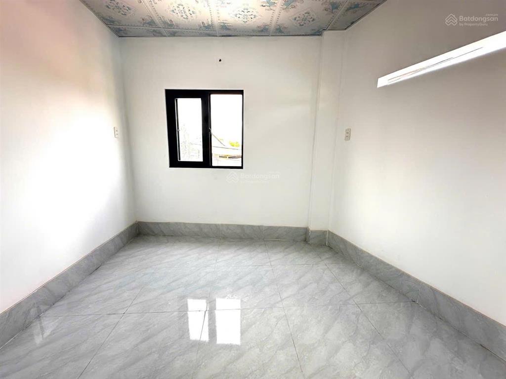 Chủ gởi bán nhà 1 trệt 1 lầu (góc 2 mặt tiền) đường xe hơi. thuộc kdc bửu hoà. giá chỉ 2,350 tỷ