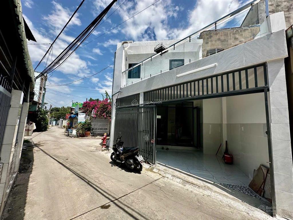 Chủ gởi bán nhà 1 trệt 1 lầu (góc 2 mặt tiền) đường xe hơi. thuộc kdc bửu hoà. giá chỉ 2,350 tỷ