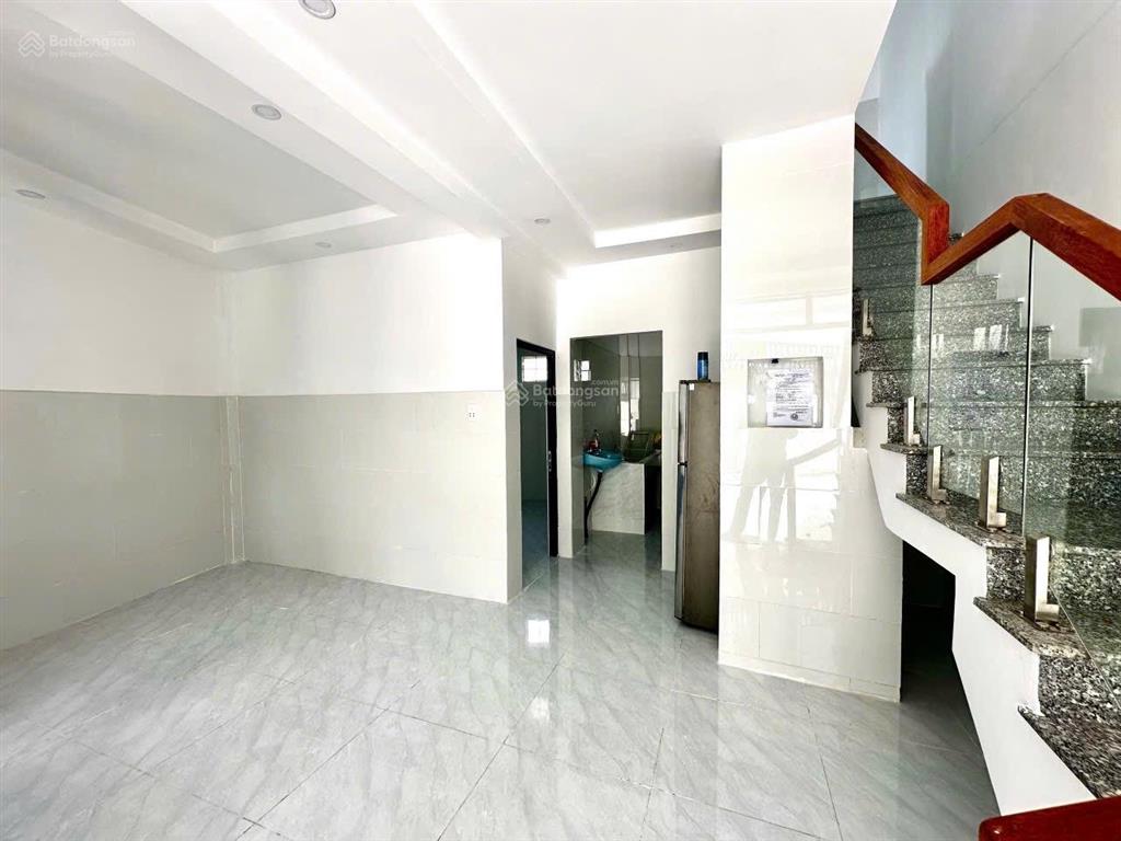 Chủ gởi bán nhà 1 trệt 1 lầu (góc 2 mặt tiền) đường xe hơi. thuộc kdc bửu hoà. giá chỉ 2,350 tỷ