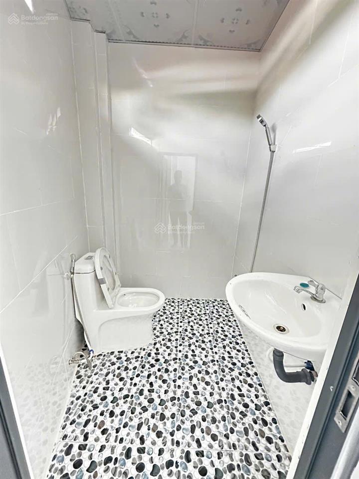 Chủ gởi bán nhà 1 trệt 1 lầu (góc 2 mặt tiền) đường xe hơi. thuộc kdc bửu hoà. giá chỉ 2,350 tỷ