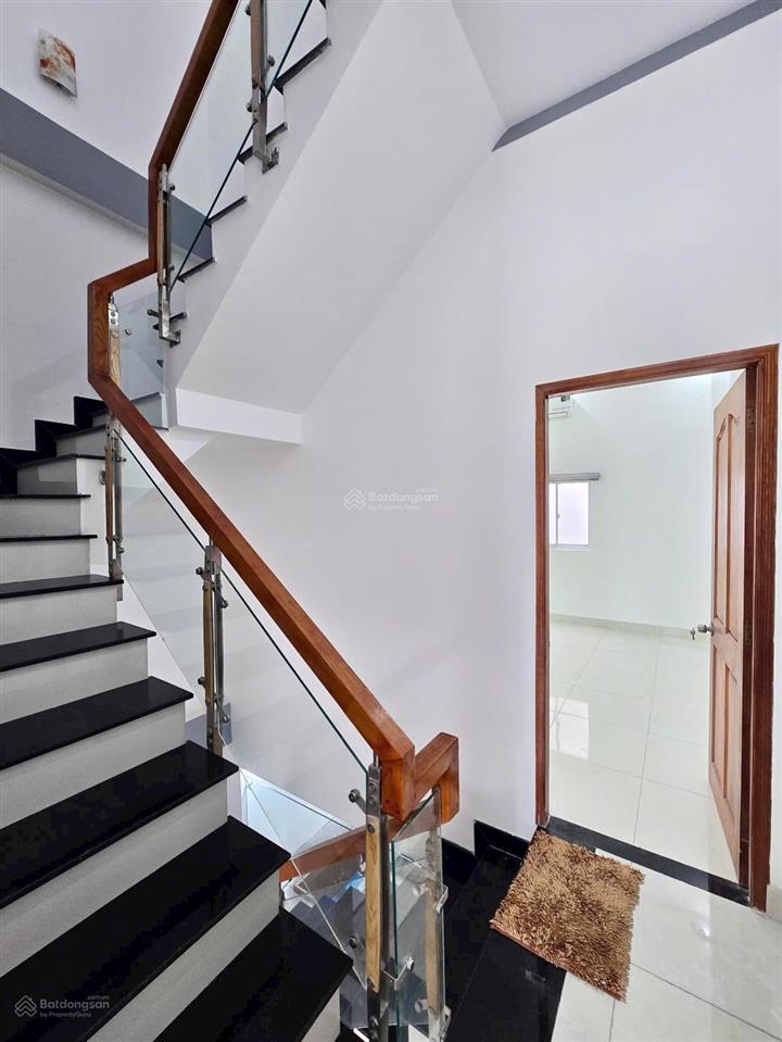 Chủ gửi bán căn nhà 1 trệt 2 lầu (hoàn công) tại kdc ngay chợ mới bửu long. giá chỉ 3.950 tỷ