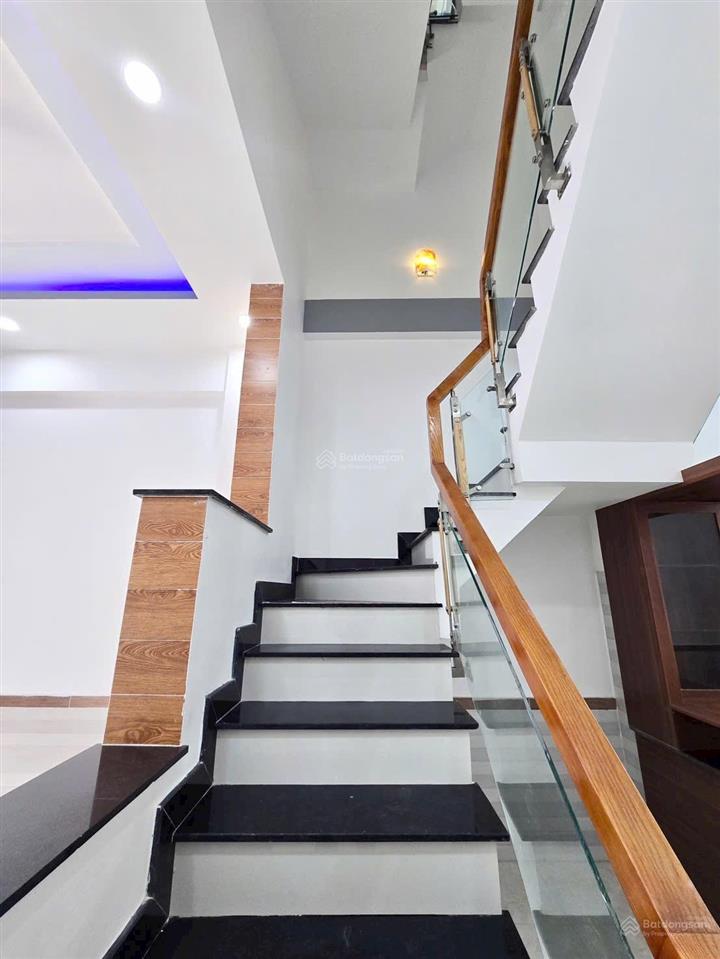 Chủ gửi bán căn nhà 1 trệt 2 lầu (hoàn công) tại kdc ngay chợ mới bửu long. giá chỉ 3.950 tỷ