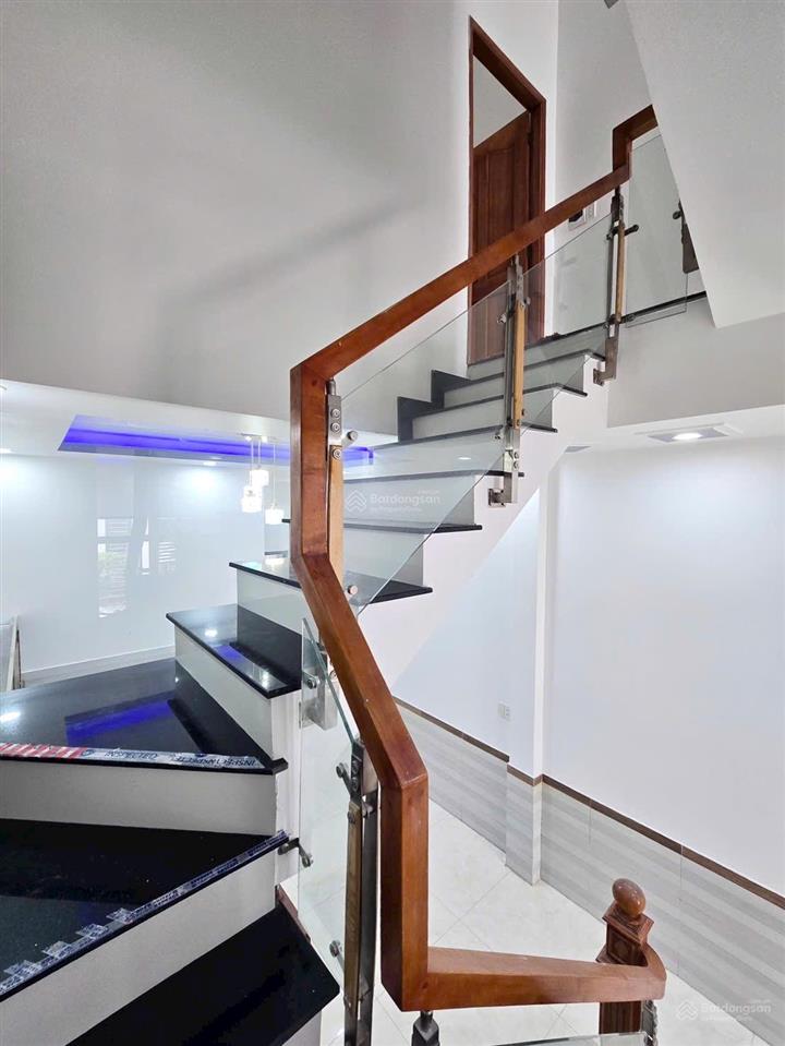 Chủ gửi bán căn nhà 1 trệt 2 lầu (hoàn công) tại kdc ngay chợ mới bửu long. giá chỉ 3.950 tỷ