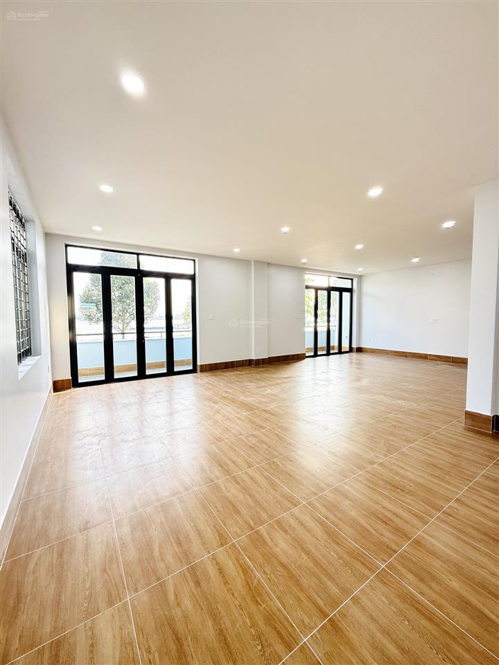 Cho thuê nhà mặt tiền hoàng sa cách bến du thuyền 100m, hoàn thiện cơ bản + có sẵn thang máy