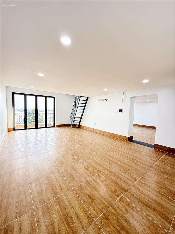 Cho thuê nhà mặt tiền hoàng sa cách bến du thuyền 100m, hoàn thiện cơ bản + có sẵn thang máy