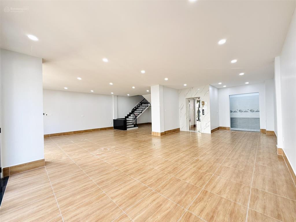 Cho thuê nhà mặt tiền hoàng sa cách bến du thuyền 100m, hoàn thiện cơ bản + có sẵn thang máy