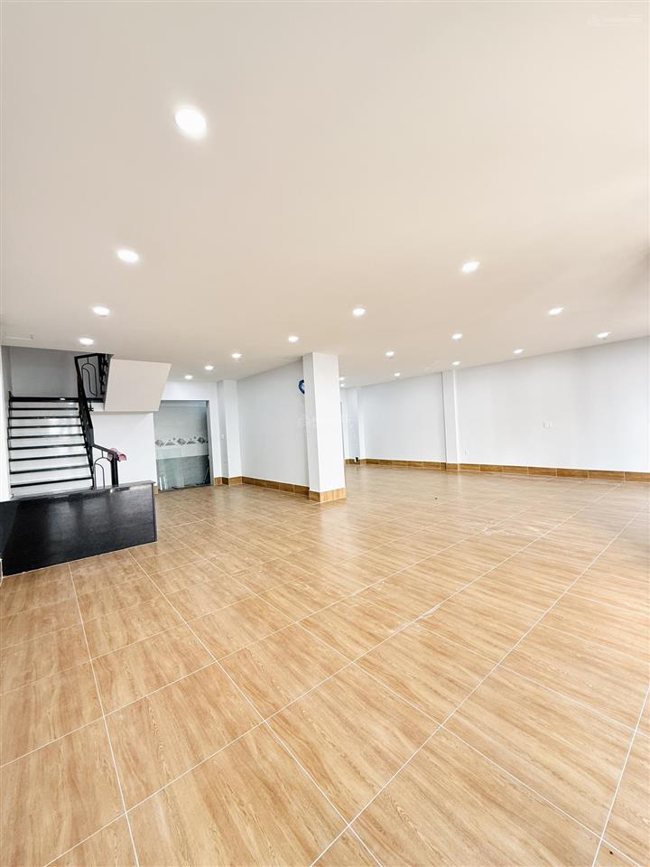 Cho thuê nhà mặt tiền hoàng sa cách bến du thuyền 100m, hoàn thiện cơ bản + có sẵn thang máy