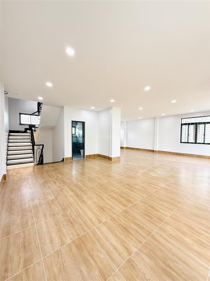 Cho thuê nhà mặt tiền hoàng sa cách bến du thuyền 100m, hoàn thiện cơ bản + có sẵn thang máy