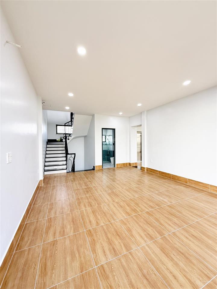 Cho thuê nhà mặt tiền hoàng sa cách bến du thuyền 100m, hoàn thiện cơ bản + có sẵn thang máy