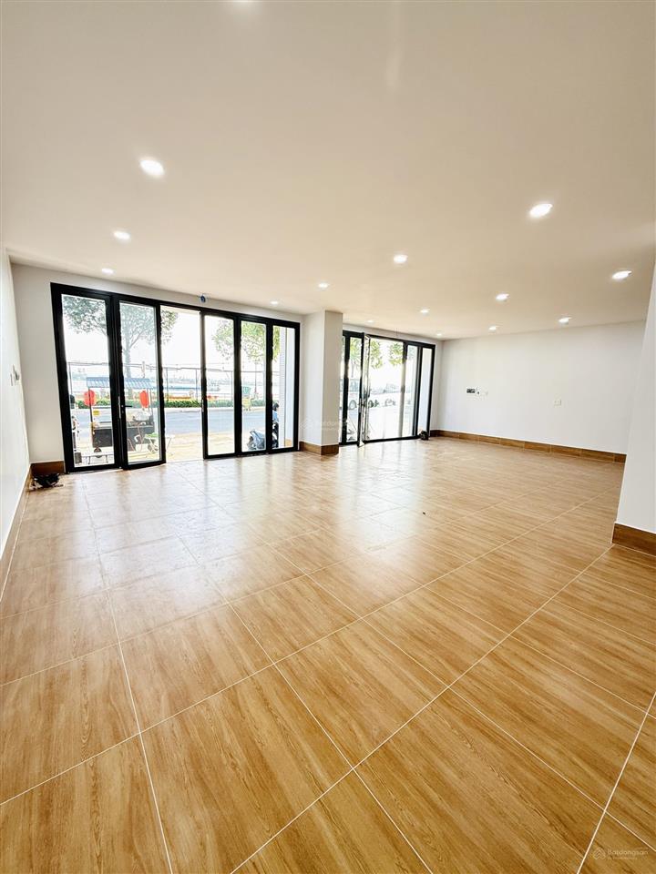 Cho thuê nhà mặt tiền hoàng sa cách bến du thuyền 100m, hoàn thiện cơ bản + có sẵn thang máy