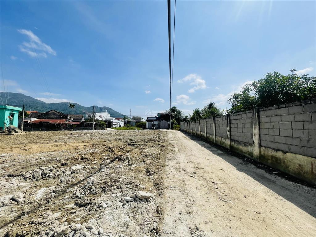 Diên điền đường thông ô tô gần chợ trên hương lộ 5