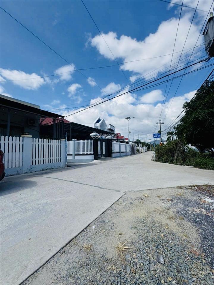 Diên điền đường thông ô tô gần chợ trên hương lộ 5