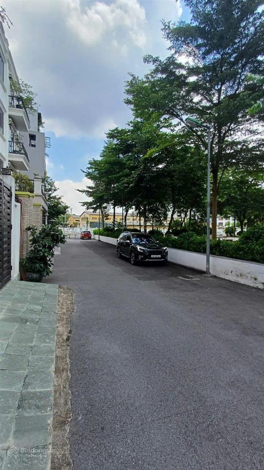 Bán nhà phố lâm hạ phường bồ đề hà nội dt 113,9 m2 mặt tiền 7m view hồ và vườn hoa.  0961 833 ***