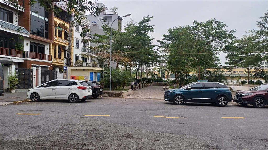 Bán nhà phố lâm hạ phường bồ đề hà nội dt 113,9 m2 mặt tiền 7m view hồ và vườn hoa.  0961 833 ***