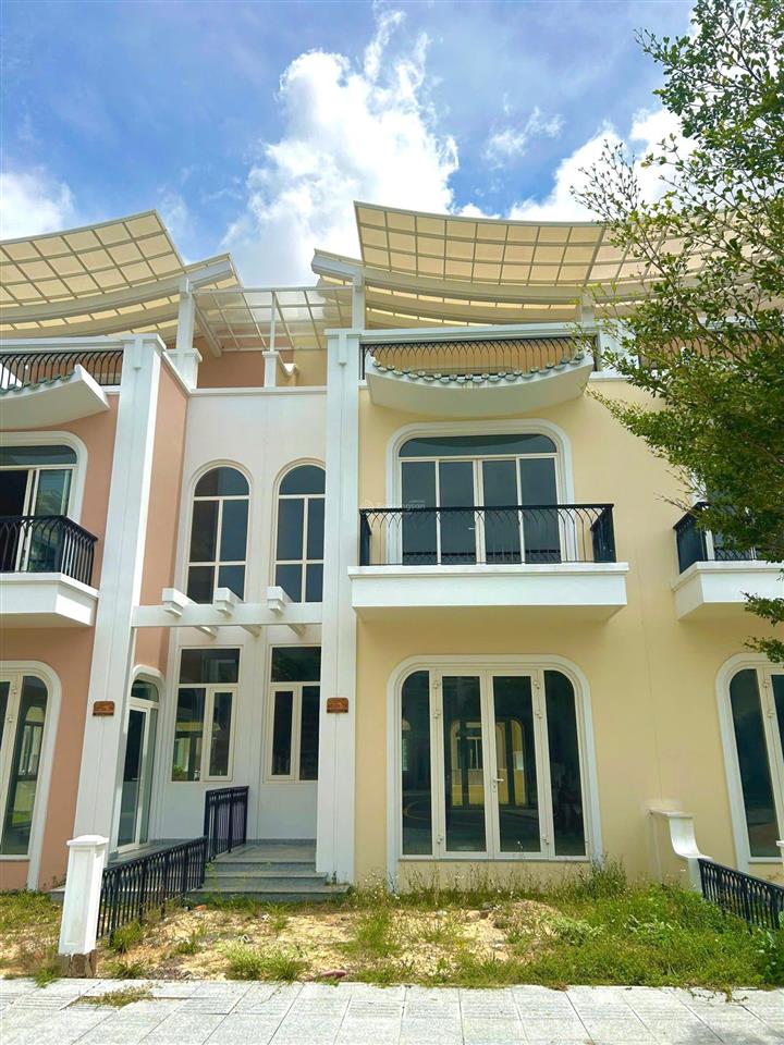 Nhà phố nghỉ dưỡng hồ bơi riêng bãi dài chỉ hơn 7 tỷ/căn sổ hồng lâu dài   0939 834 *** em phúc