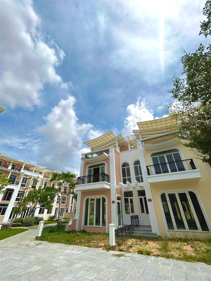 Nhà phố nghỉ dưỡng hồ bơi riêng bãi dài chỉ hơn 7 tỷ/căn sổ hồng lâu dài   0939 834 *** em phúc