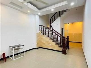 Cho thuê nhà dương khuê, dt 50m, 5 tầng, mt 4,5m, thông sàn, ô tô, kinh doanh, 25tr/tháng