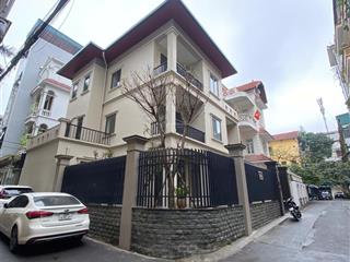 Cho thuê nhà trần quốc hoàn , dt 200m, 3 tầng, căn góc, mt 10m, nhà đẹp, ở luôn, 65tr/tháng