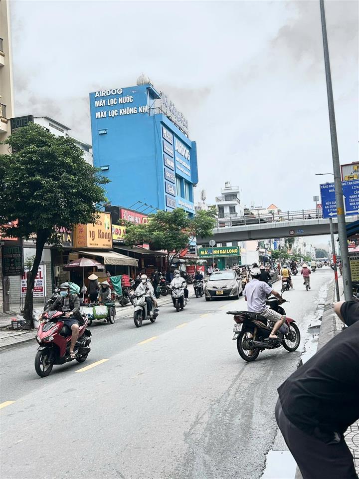 Bán nhà mt hoàng hoa thám, sát nhà ga t3 . dt 8 x 43m, 79 tỷ, tiện xây khách sạn, văn phòng