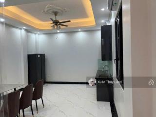 Cho thuê nguyên căn 6 tầng thang máy  giang biên  việt hưng  giá 22 triệu/th
