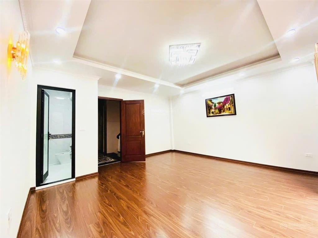 Nhỉnh 21 tỷ nhà hoàng quốc việt 65m2 phân lô ô tô vào nhà, ngõ thông,2 mặt thoáng vĩnh viễn,khu víp