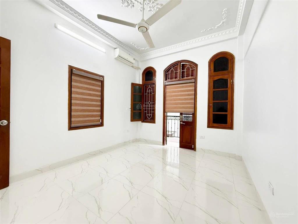 Bán gấp nhà cầu giấy ngõ ô tô vf3 đỗ cửa,lô góc 3 mặt thoáng, kinh doanh nhỏ, nhà mới ở luôn fun đồ