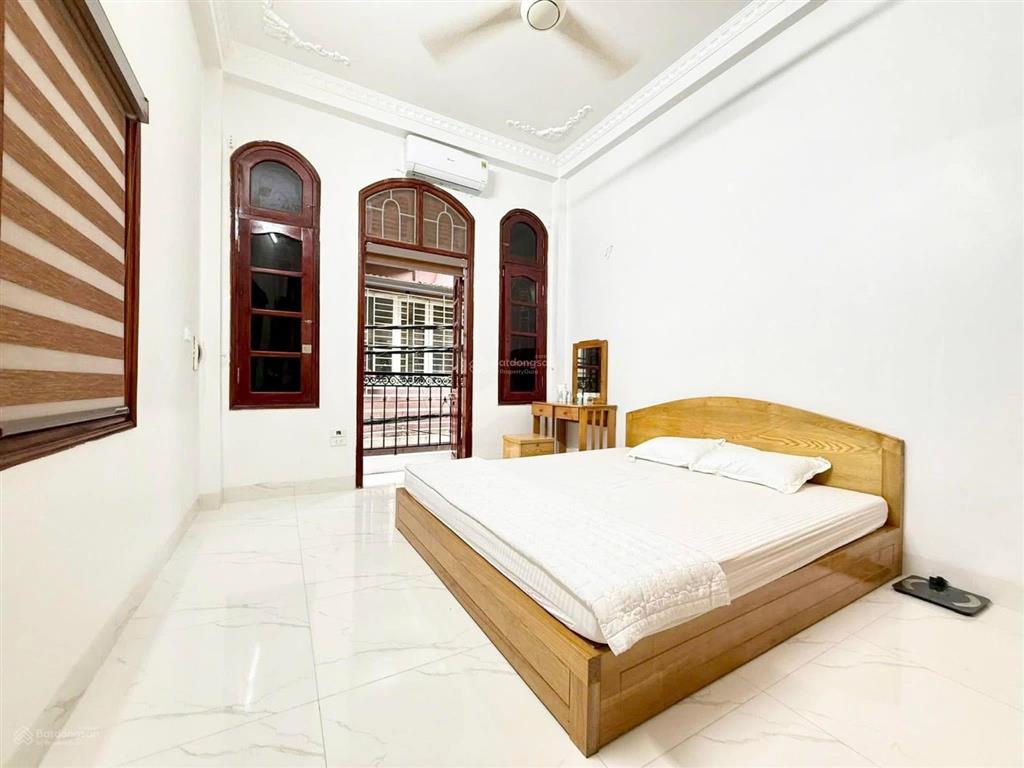 Bán gấp nhà cầu giấy ngõ ô tô vf3 đỗ cửa,lô góc 3 mặt thoáng, kinh doanh nhỏ, nhà mới ở luôn fun đồ