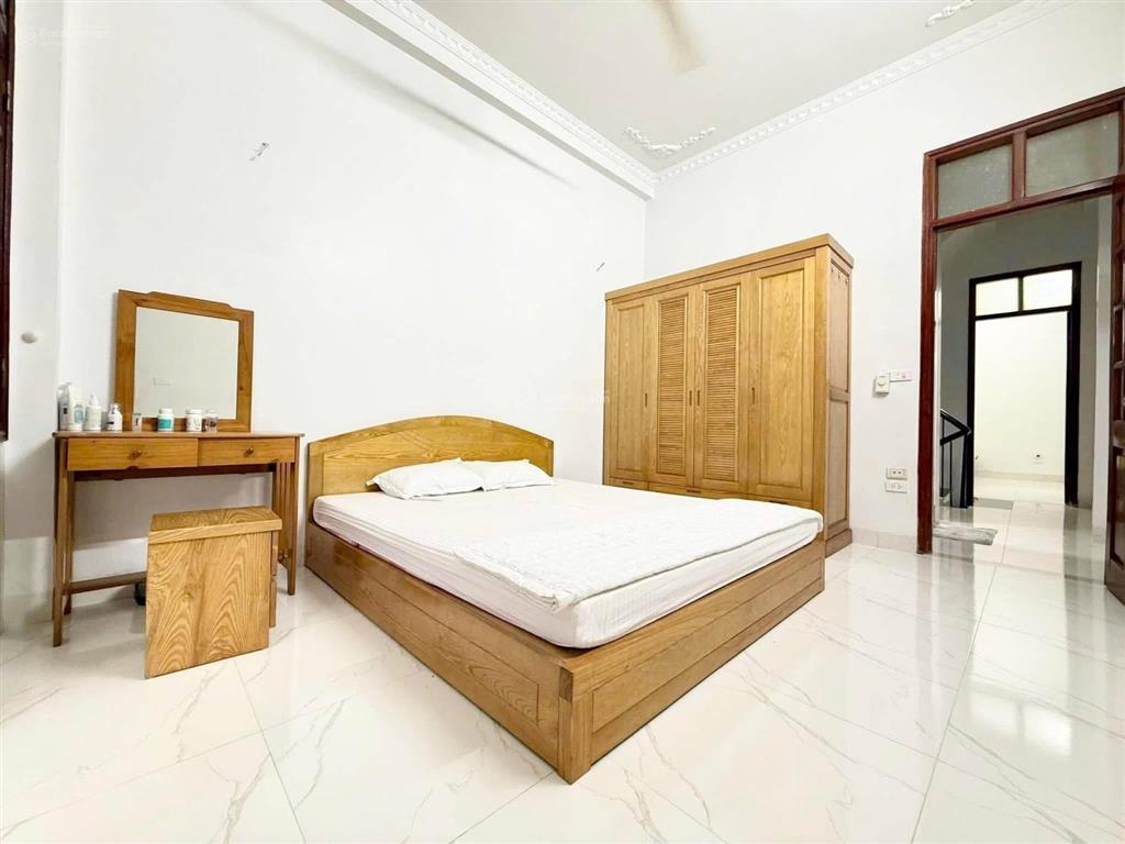 Bán gấp nhà cầu giấy ngõ ô tô vf3 đỗ cửa,lô góc 3 mặt thoáng, kinh doanh nhỏ, nhà mới ở luôn fun đồ