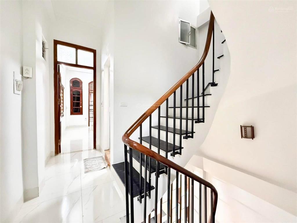 Bán gấp nhà cầu giấy ngõ ô tô vf3 đỗ cửa,lô góc 3 mặt thoáng, kinh doanh nhỏ, nhà mới ở luôn fun đồ