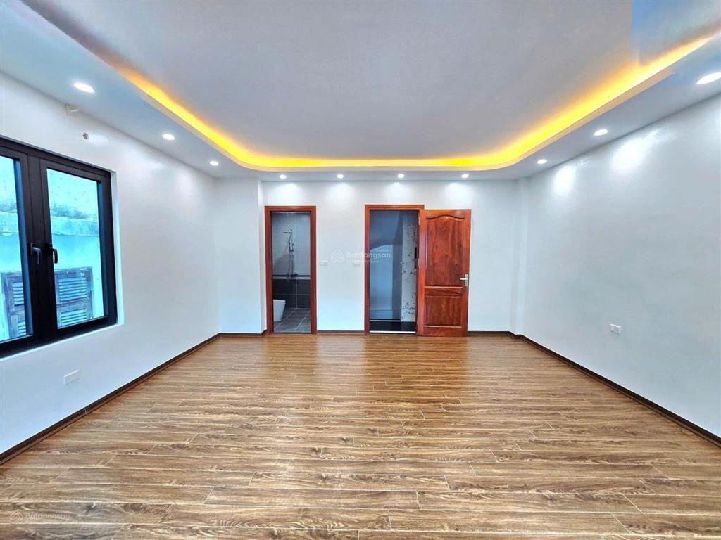 Nhà hoàng quốc việt ngõ ô tô tránh kinh doanh đỉnh,nhà xây mới thang máy,lô góc 3 thoáng, gần phố,