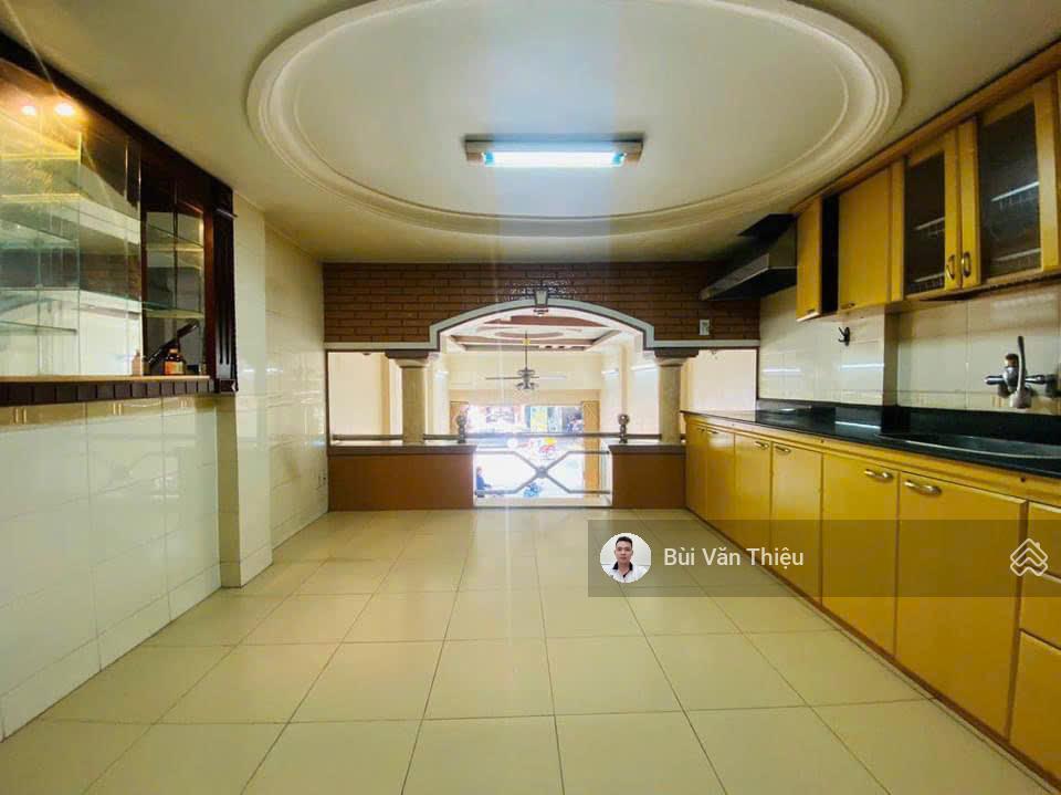 Bán nhà mặt phố hai bà trưng vị trí đẹp kinh doanh sầm uất, vỉa hè rộng