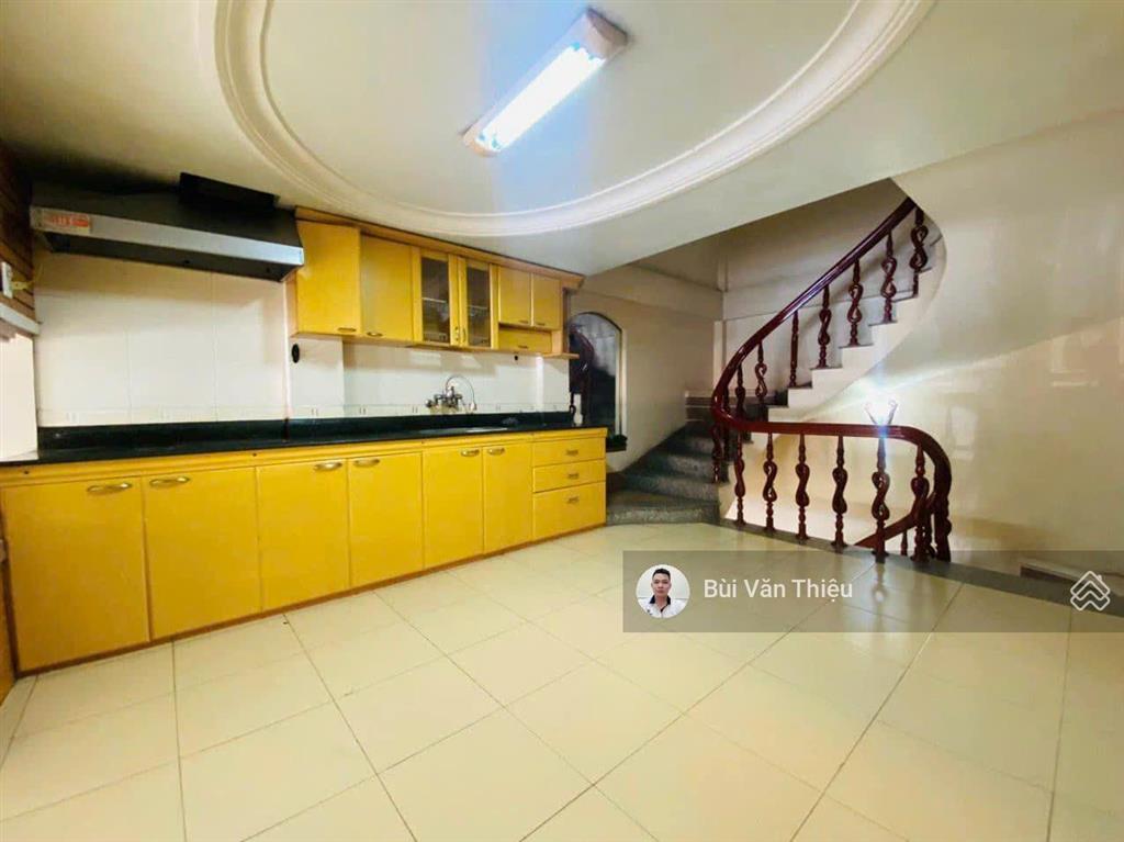 Bán nhà mặt phố hai bà trưng vị trí đẹp kinh doanh sầm uất, vỉa hè rộng