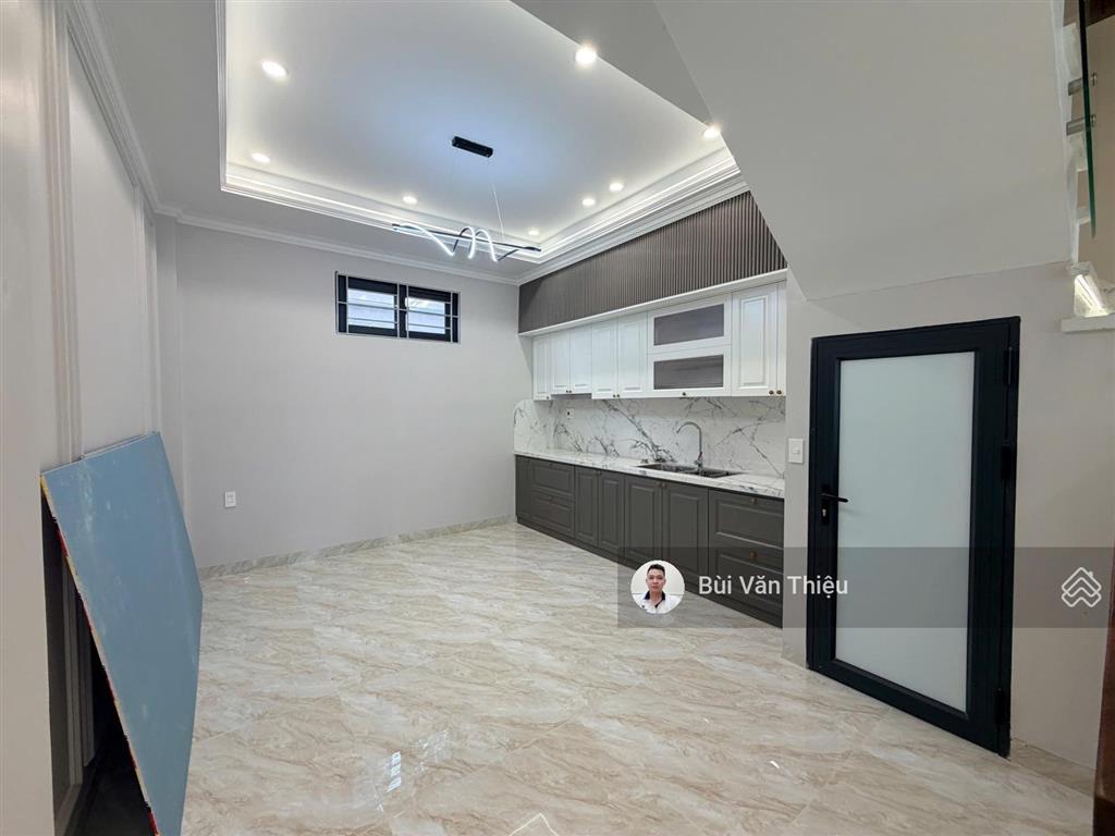 Nhà phố thiên lôi, xây mới đầy đủ nội thất, sân cổng rộng rãi