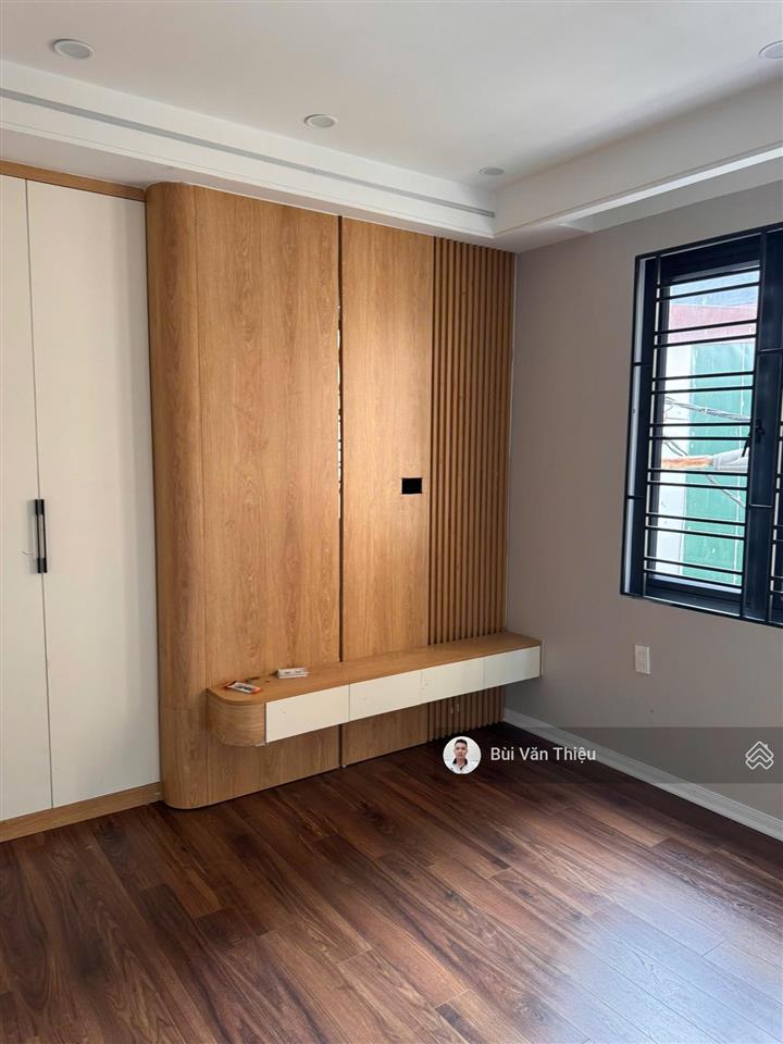 Nhà phố thiên lôi, xây mới đầy đủ nội thất, sân cổng rộng rãi