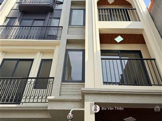 Nhà phố thiên lôi , xây mới đầy đủ nội thất , sân cổng rộng rãi